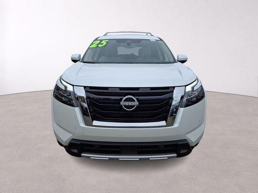 White Pearl 2025 Nissan Pathfinder SL