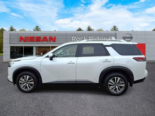 White Pearl 2025 Nissan Pathfinder SL