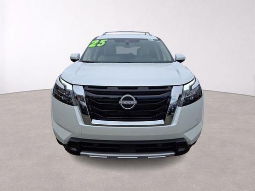 White Pearl 2025 Nissan Pathfinder SL