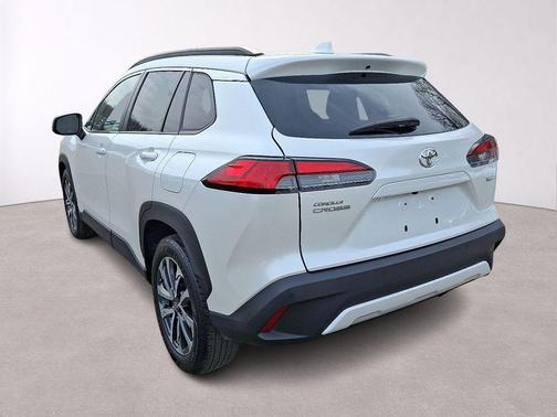 Pearl 2023 Toyota Corolla Cross XLE