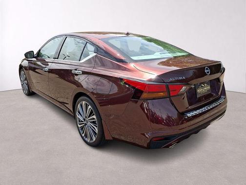 Garnet Pearl 2023 Nissan Altima 2.5 SL
