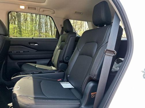 Everest White P 2026 Nissan Pathfinder SL