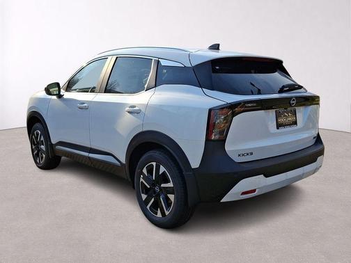 Aspen White Tri 2026 Nissan Kicks SV