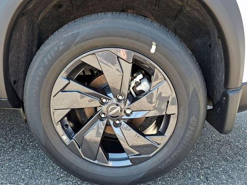 Everest White P 2026 Nissan Rogue SV