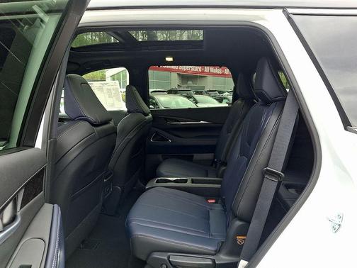 Rad Wht 2026 INFINITI QX60 SPORT