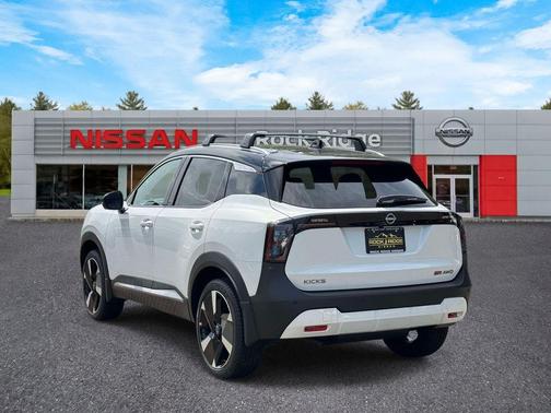 2t Wht Blk Roof 2026 Nissan Kicks SR