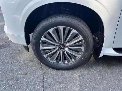 Radiant White 2027 INFINITI QX80 Luxe