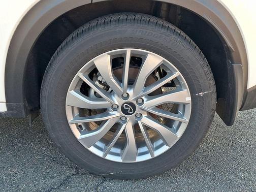 Radiant White 2025 INFINITI QX50 Luxe