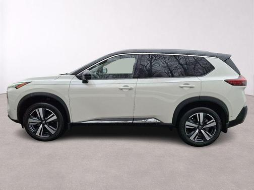 2 Tone White / Black Roof 2023 Nissan Rogue SL