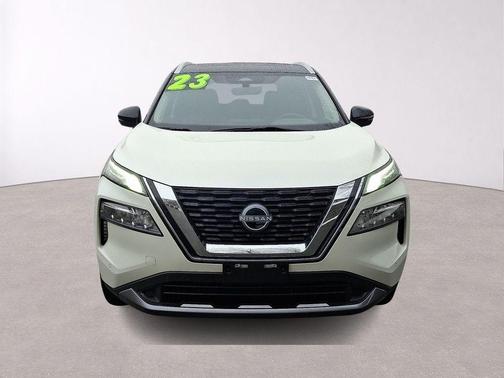 2 Tone White / Black Roof 2023 Nissan Rogue SL