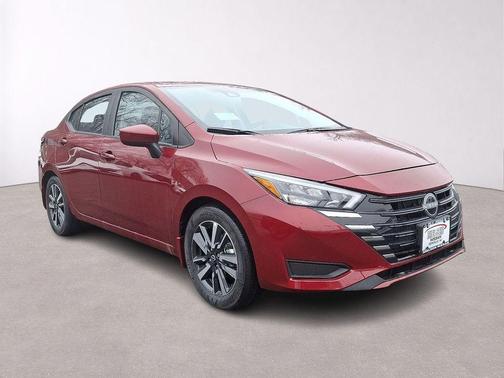 Scarlet Ember 2025 Nissan Versa 1.6 SV