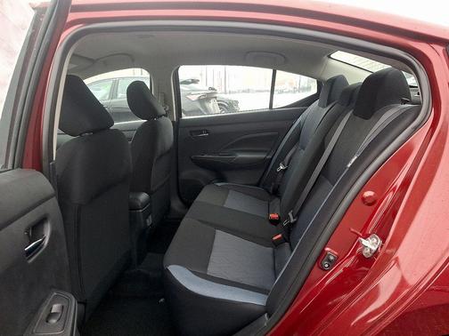 Scarlet Ember 2025 Nissan Versa 1.6 SV