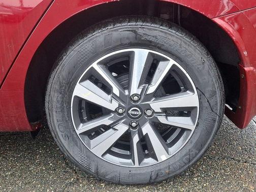 Scarlet Ember 2025 Nissan Versa 1.6 SV
