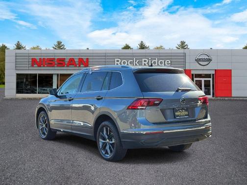 Platinum Gray Metallic 2022 Volkswagen Tiguan 2.0T SE