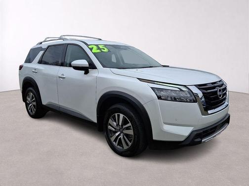 White Pearl 2025 Nissan Pathfinder SL