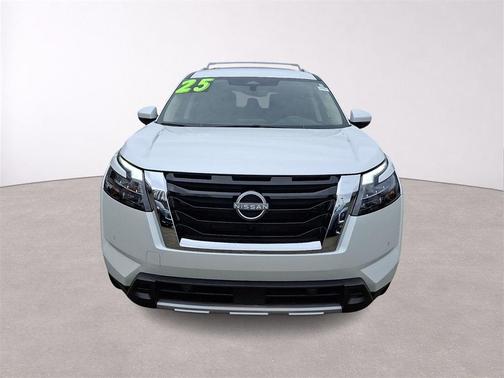 White Pearl 2025 Nissan Pathfinder SL