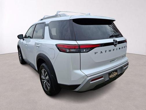 White Pearl 2025 Nissan Pathfinder SL