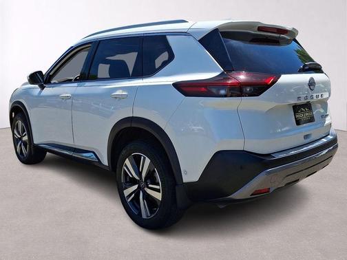 White 2022 Nissan Rogue SL