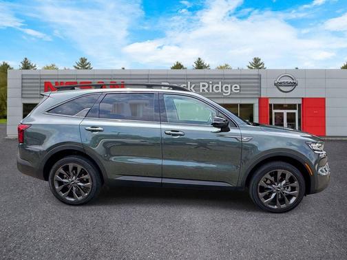 Green 2023 Kia Sorento X-Line EX