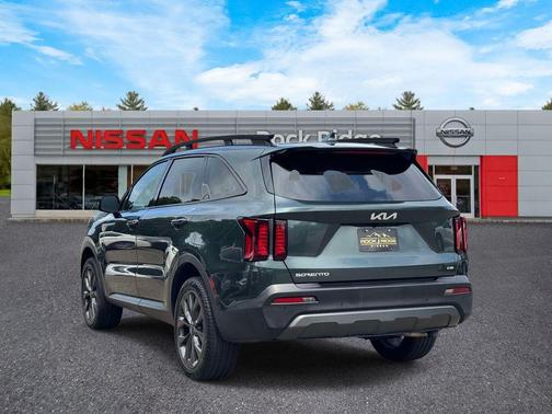 Green 2023 Kia Sorento X-Line EX