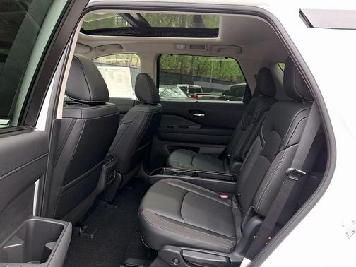 Everest White P 2026 Nissan Pathfinder SL