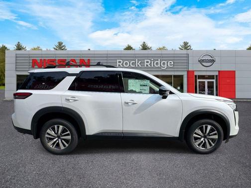 Everest White P 2026 Nissan Pathfinder SL