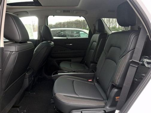 Everest White P 2026 Nissan Pathfinder SL