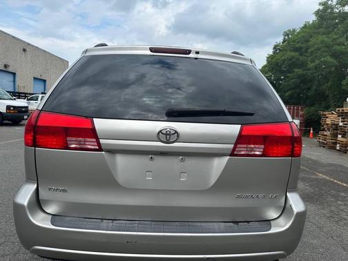 2004 Toyota Sienna LE