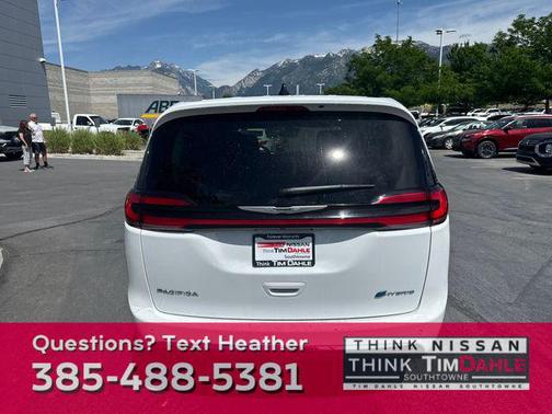 2023 Chrysler Pacifica Hybrid Touring L