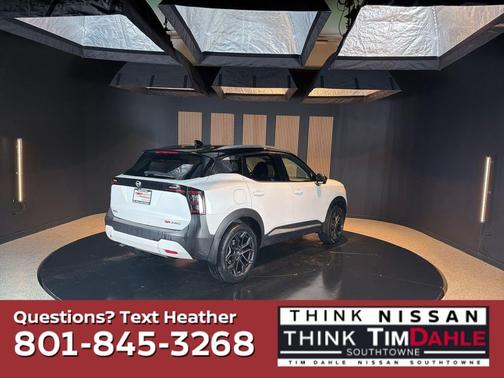 Aspen White/Super Black 2025 Nissan Kicks SR
