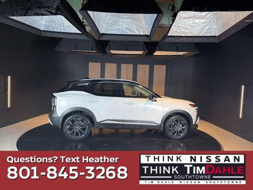 Aspen White/Super Black 2025 Nissan Kicks SR