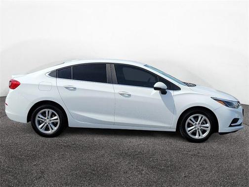 Summit White 2018 Chevrolet Cruze LT