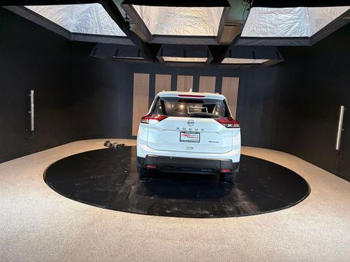 Everest White Pearl 2024 Nissan Rogue SV