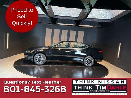 Super Black Clearcoat 2025 Nissan Altima 2.5 SV