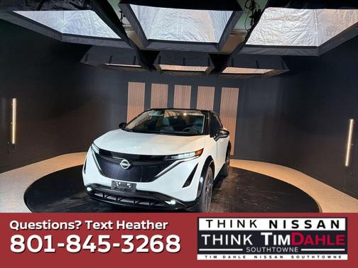 Everest White Pearl Tricoat/Black Diamond Pearl 2024 Nissan ARIYA PLATINUM+