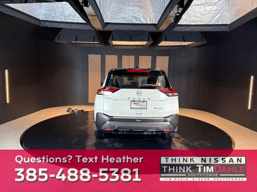 Pearl White Tricoat/Super Black 2023 Nissan Rogue SL