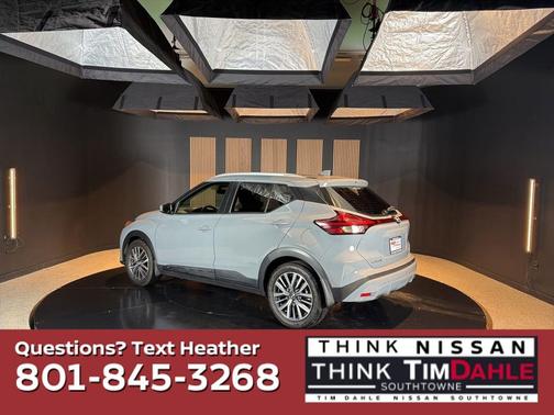 Boulder Gray Pearl 2024 Nissan Kicks SV