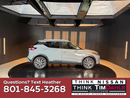 Boulder Gray Pearl 2024 Nissan Kicks SV