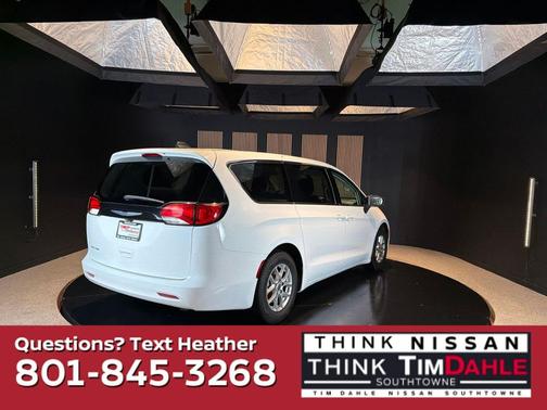 Bright White Clearcoat 2022 Chrysler Voyager LX