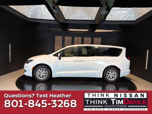 Bright White Clearcoat 2022 Chrysler Voyager LX