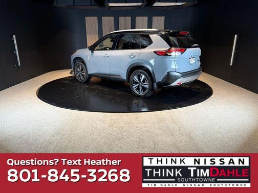 Boulder Gray Pearl/Super Black 2023 Nissan Rogue Platinum