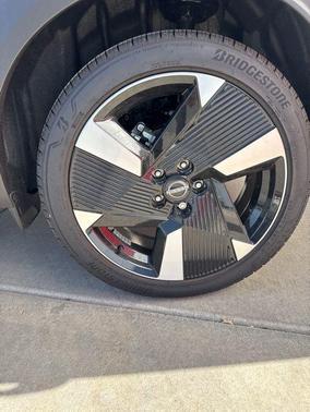 Gun Metallic/Scarlet Ember Tintcoat 2025 Nissan Kicks SR