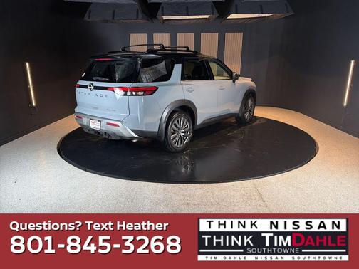 Solid Gray/Super Black 2025 Nissan Pathfinder SL 4WD