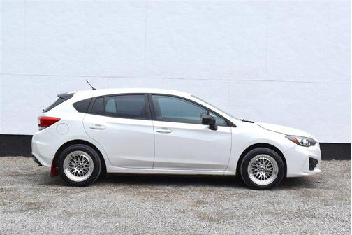 Crystal White Pearl 2017 Subaru Impreza 2.0i