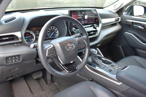 Opulent Amber 2021 Toyota Highlander Hybrid Platinum