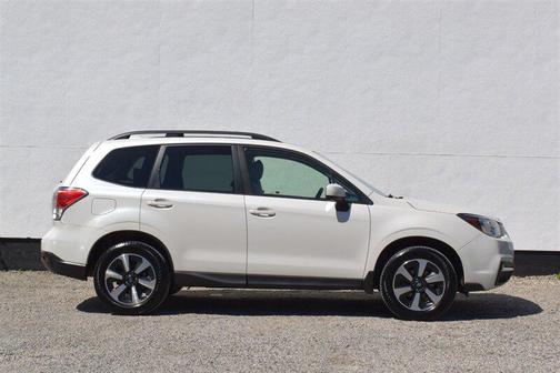 Crystal White Pearl 2018 Subaru Forester 2.5i Premium