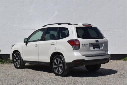 Crystal White Pearl 2018 Subaru Forester 2.5i Premium
