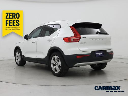 White 2020 Volvo XC40 T4 Momentum