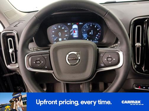 2022 Volvo XC40 T5 Momentum