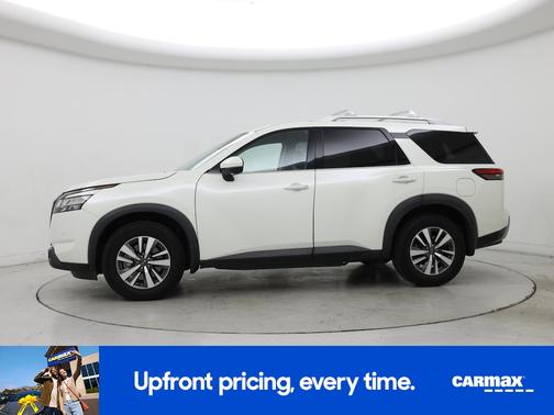White 2023 Nissan Pathfinder SL